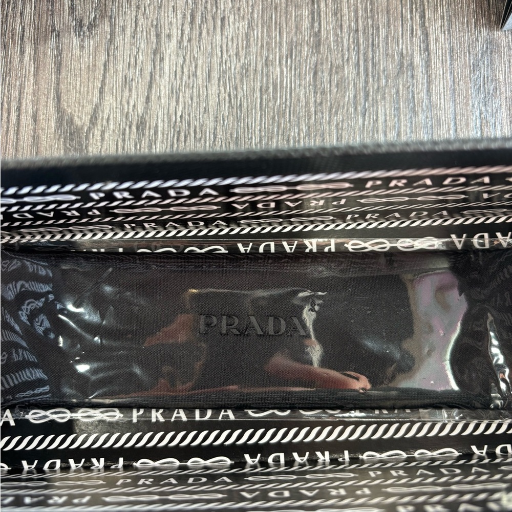 Prada - Picture 10 of 10